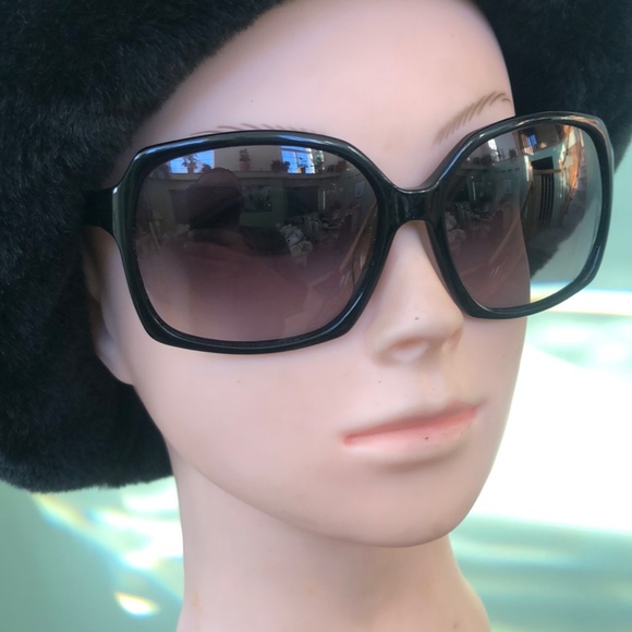 Fendi FS5204 001 Women's Black Oversized Gradient Gray Non-Polarized Sunglasses - Picture 2 of 8